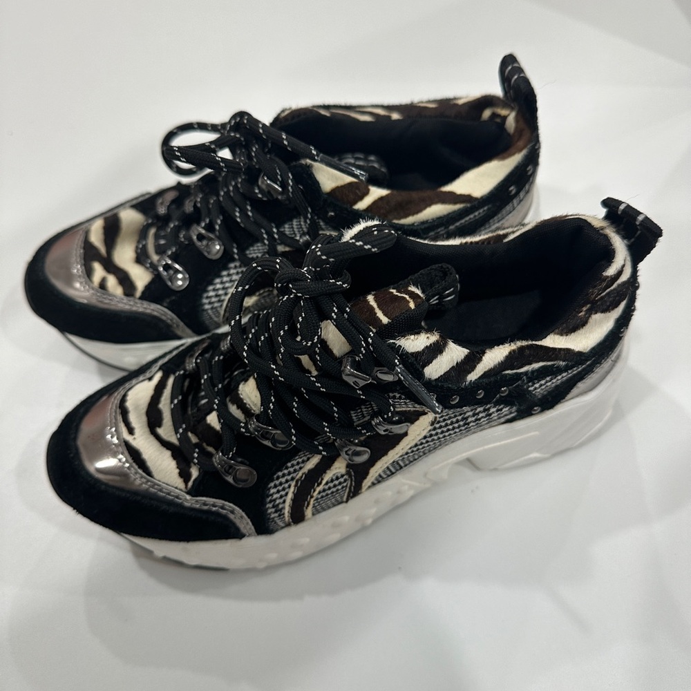 DKNY Avi Sneakers